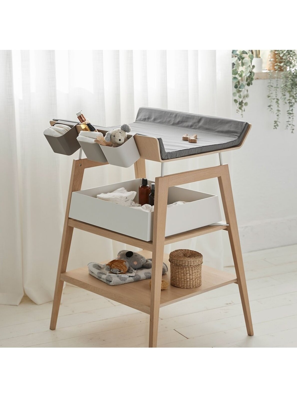 LEANDER LINEA™ CHANGING TABLE W. FOAM CUSHION, BEECH 5 LEANDER LINEA™ CHANGING TABLE W. FOAM CUSHION, BEECH 5