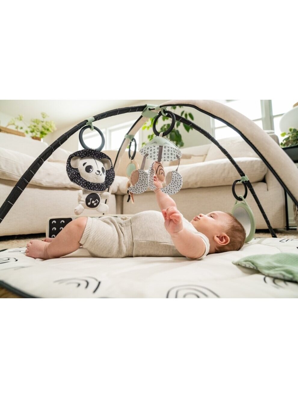 TINY LOVE Interaktīva izglītojoša paklāja ar koka statīvu DECOR melnbaltā krāsā 3